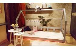 Łóżko domek z barierkami Bella w stylu skandynawskim LED, Bluetooth