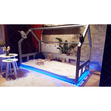 Łóżko domek z barierkami Bella w stylu skandynawskim LED, Bluetooth