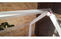 Łóżko domek z barierkami Bella w stylu skandynawskim LED, Bluetooth