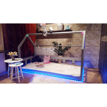 Łóżko domek z barierkami Bella w stylu skandynawskim LED, Bluetooth