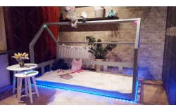 Łóżko domek z barierkami Bella w stylu skandynawskim LED, Bluetooth