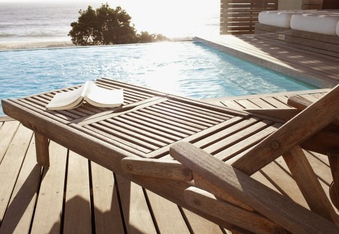 Leżaki ogrodowe składane czy stałe - co wybrać do codziennego użytkowania?