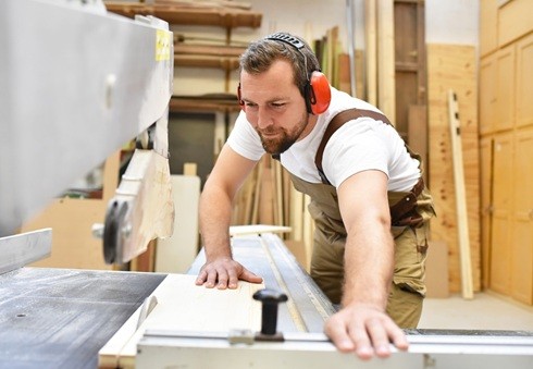 Ile kosztują używane maszyny stolarskie, czyli jak zacząć produkcję mebli z niewielkim budżetem?